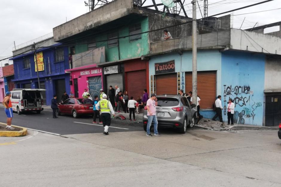 El accidente ocurrió sobre la 15 avenida en el ingreso a la zona 6. (Foto: Twitter @cornefran)&nbsp;