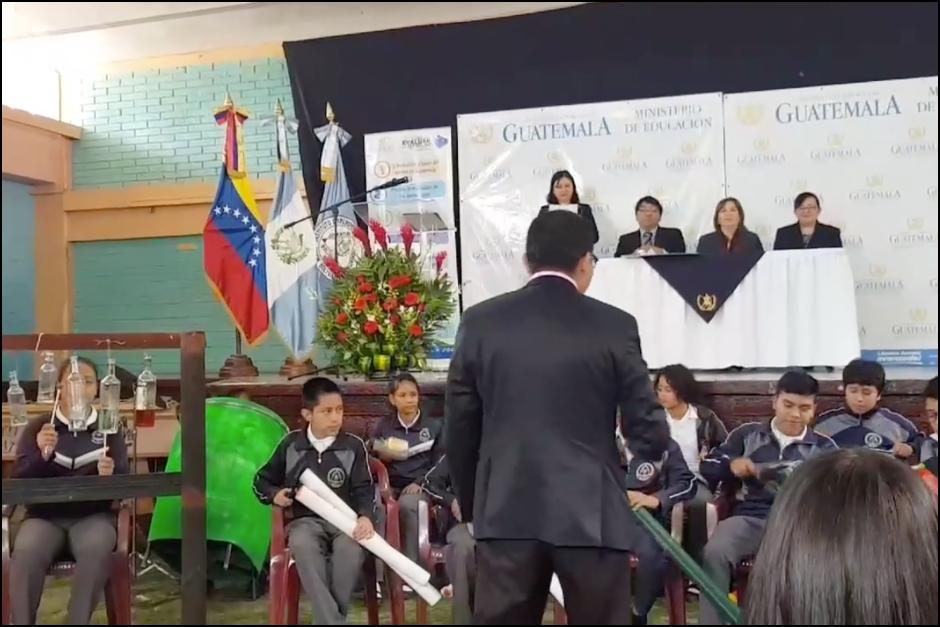 Los adolescentes interpretaron una versi&oacute;n del popular tema "Las chancletas de Nayo Capero". (Foto: Captura de pantalla)&nbsp;