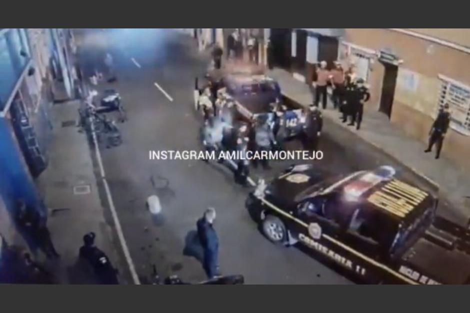 Elemento de Policía Nacional Civil Rodean una casa en la 1 avenida 9 calle "A" zona 1 en busca de un hombre que disparaba al aire en la vía publica. (Foto: Captura de video)