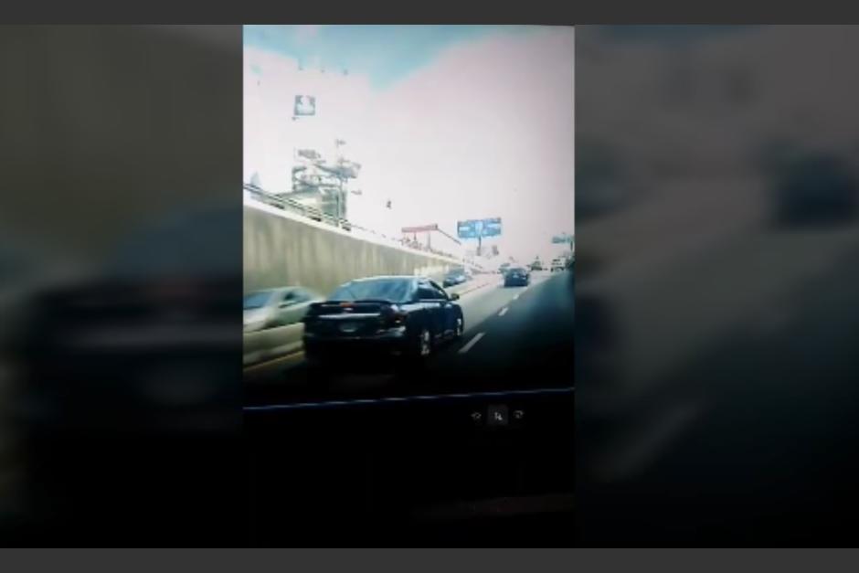Los autos van a toda velocidad pero kilómetros más adelante uno de ellos termina chocando. (Foto: captura pantalla)&nbsp;
