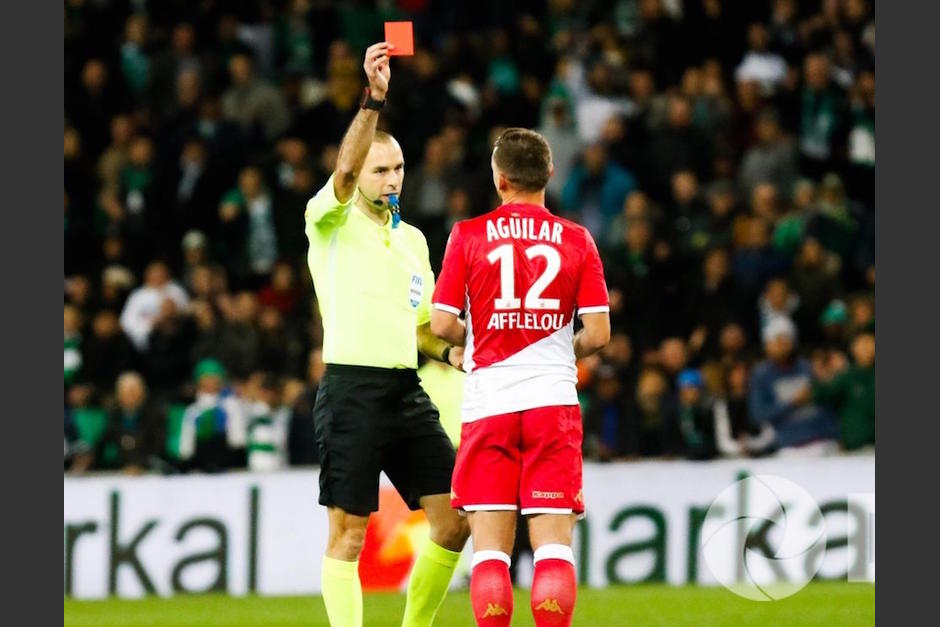 Rubén Aguilar fue&nbsp; expulsado y muy enojado le dio una patada al monitor del VAR.&nbsp; (Foto: AFP)