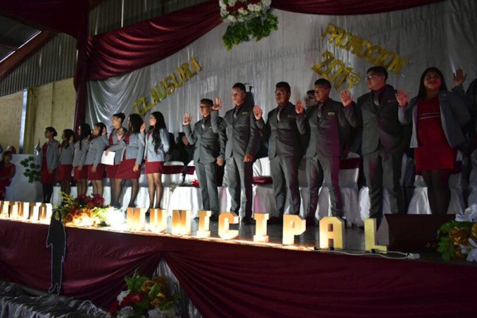 Graduandos le guardaron el lugar a su compañera Ericka, quien tiene casi un mes de estar desaparecida. (Foto: Oriente News)