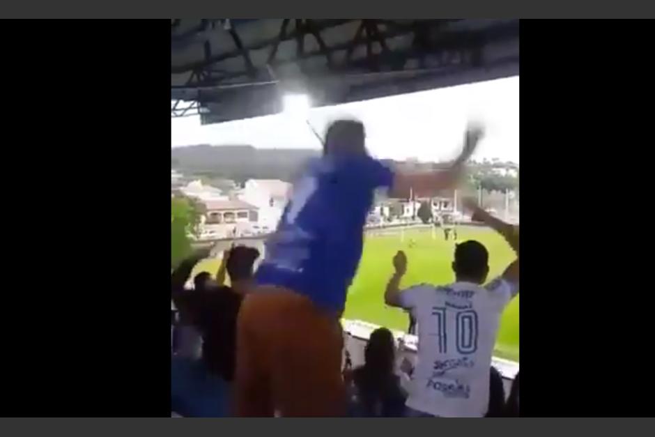 El hombre celebr&oacute; con tanta euforia el gol que termin&oacute; en el suelo. (Foto: captura pantalla)&nbsp;