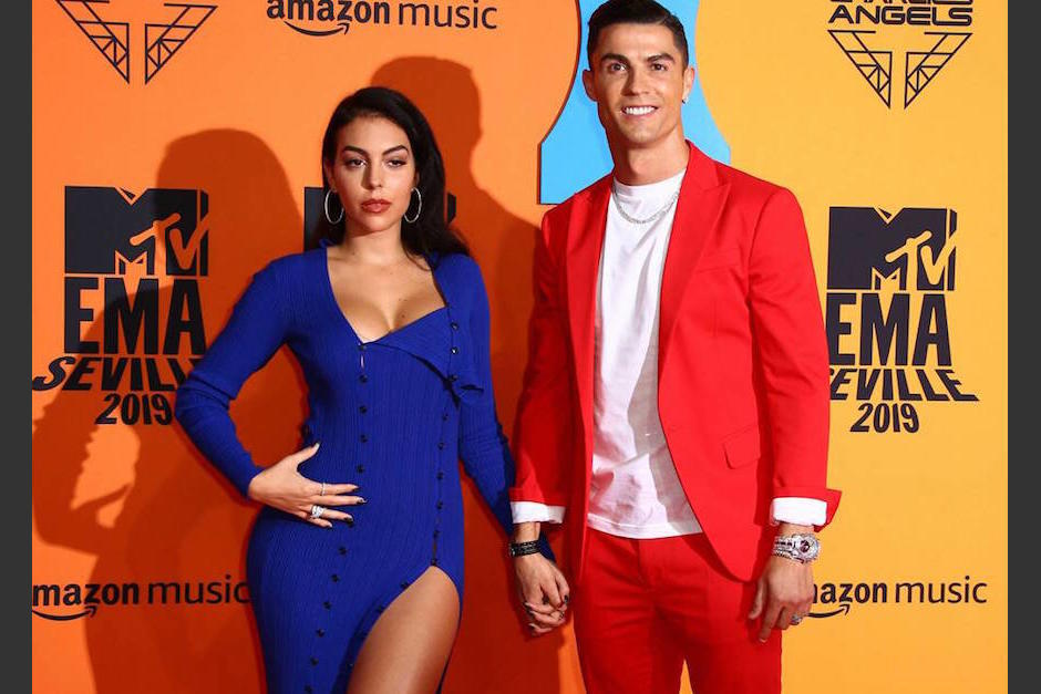 La pareja se lució durante su llegada a la velada, aunque pasaron un momento incómodo sobre todo para Georgina. (Foto: AFP)