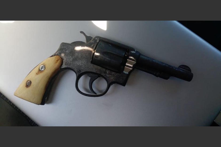 El salvadoreño portaba esta arma al momento de la detención. (Foto: PNC)