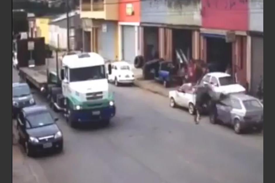 Un motorista vol&oacute; por el aire al chocar con un picop y luego cay&oacute; contra un tr&aacute;iler. (Foto: Captura de pantalla)&nbsp;