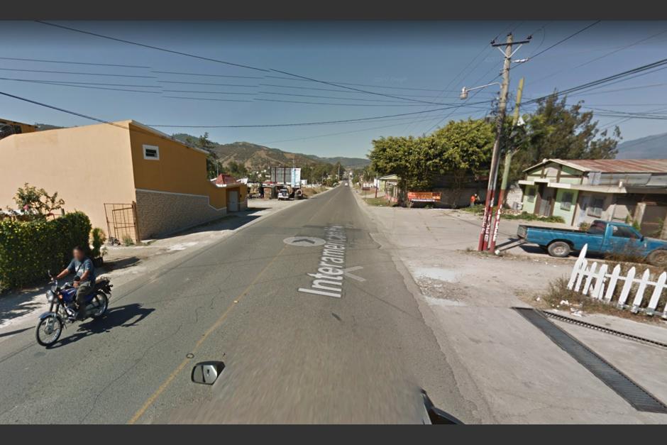 La niña jugaba en la calle y no se percata de que un vehículo se aproxima. (Foto: Google Maps)&nbsp;