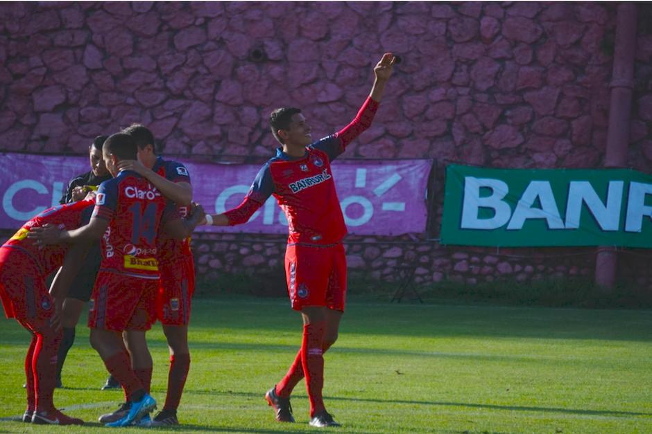 Así festejó&nbsp; Othoniel Arce su gol a Panenka frente a Sanarate. (Foto: Andrés ADF)