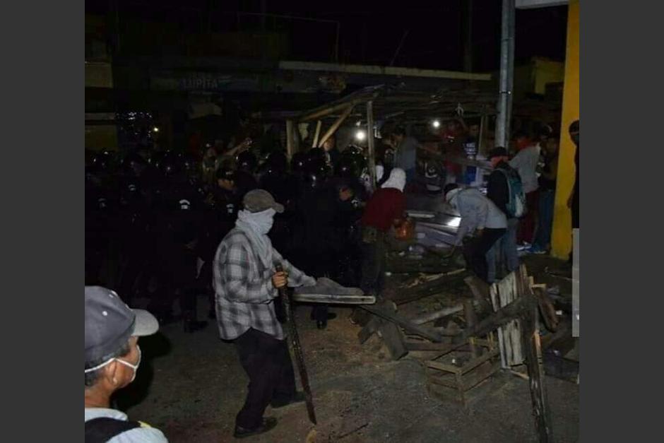 La PNC lanz&oacute; gases lacrim&oacute;genos para dispersar a los comerciantes. (Foto: Enzacapa/Facebook)