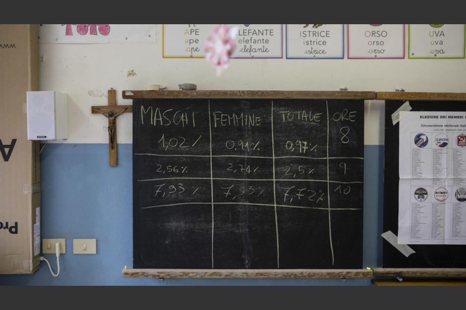 Se puede observar c&oacute;mo Tiffani Shadell Langford golpea tres veces a la adolescente en el rostro, la tira al suelo y luego, la pisotea. (Foto: Infobae).