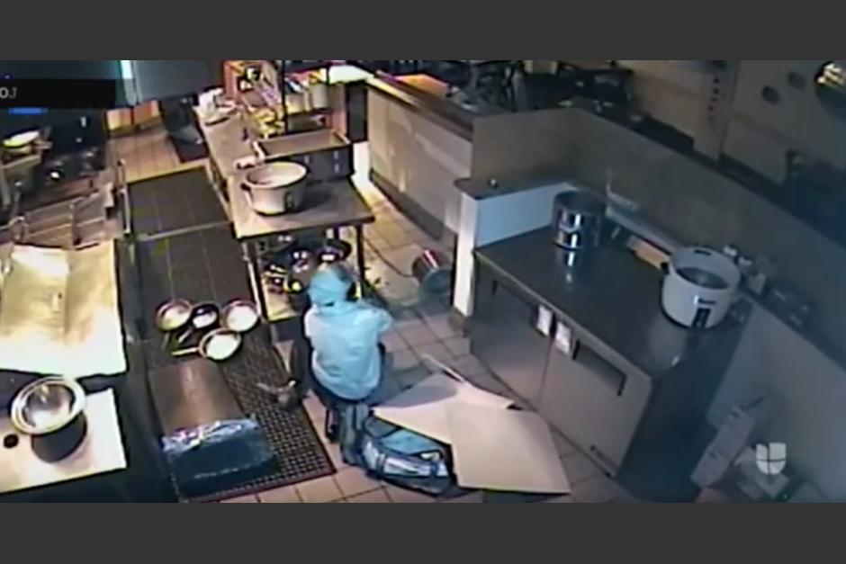 De acuerdo con los oficiales del caso, los sospechosos robaron varias botellas de vino y el efectivo que estaba en la caja registradora del local. (Foto: captura de pantalla).