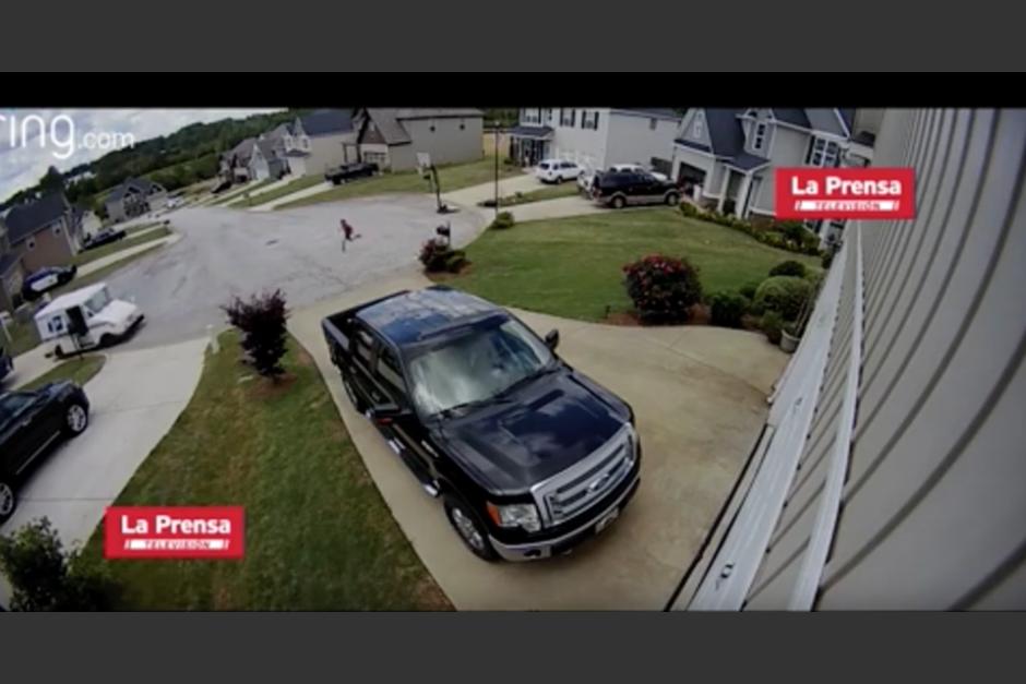 El video fue grabado por una c&aacute;mara de seguridad de una vivienda en Alabama, Estados Unidos. (Foto: captura de pantalla).