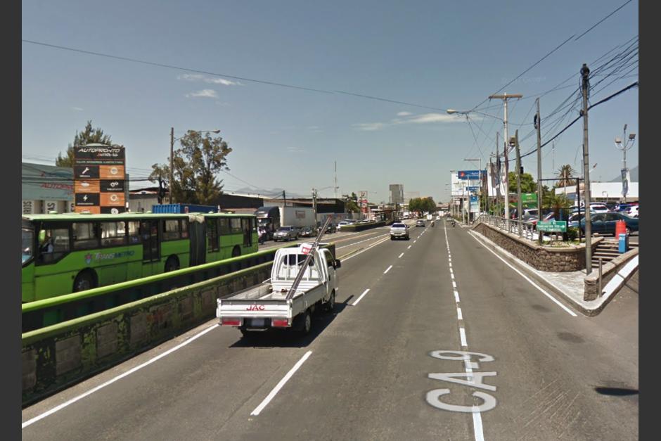 El hombre quiso sostenerse de una cisterna, pero no pudo mantener el equilibrio. (Foto: Google Maps)