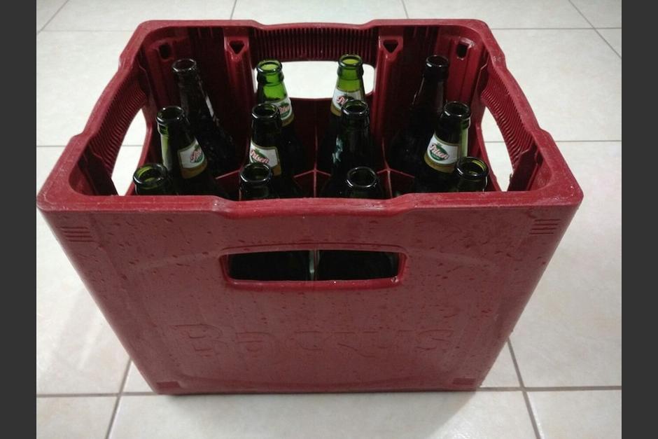 A pesar de su desastrosa ca&iacute;da, el joven no suelta por nada del mundo la caja de cerveza. (Foto: Facebook)