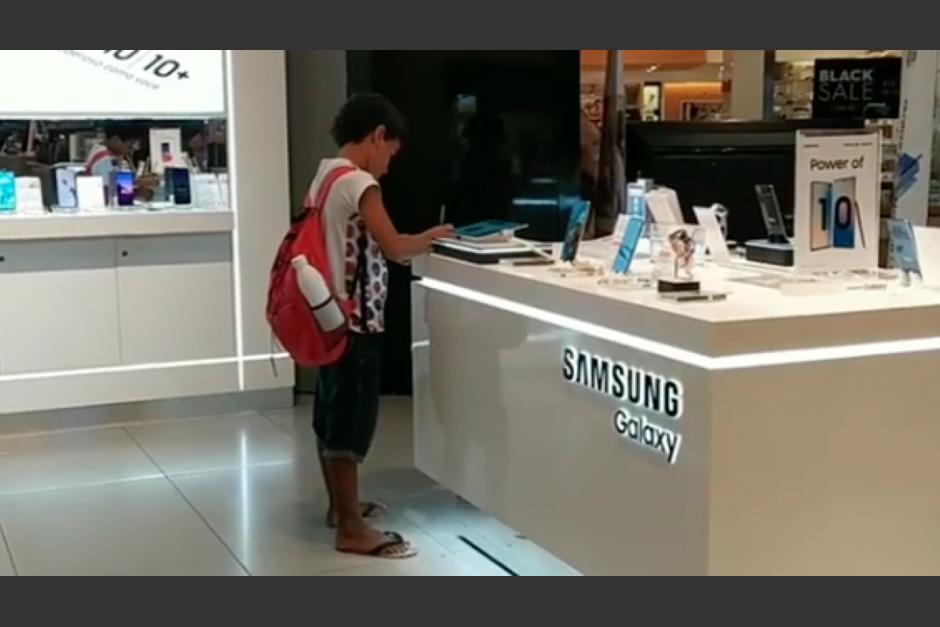 El ni&ntilde;o fue grabado en un centro comercial de Brasil. (Foto: captura de pantalla)