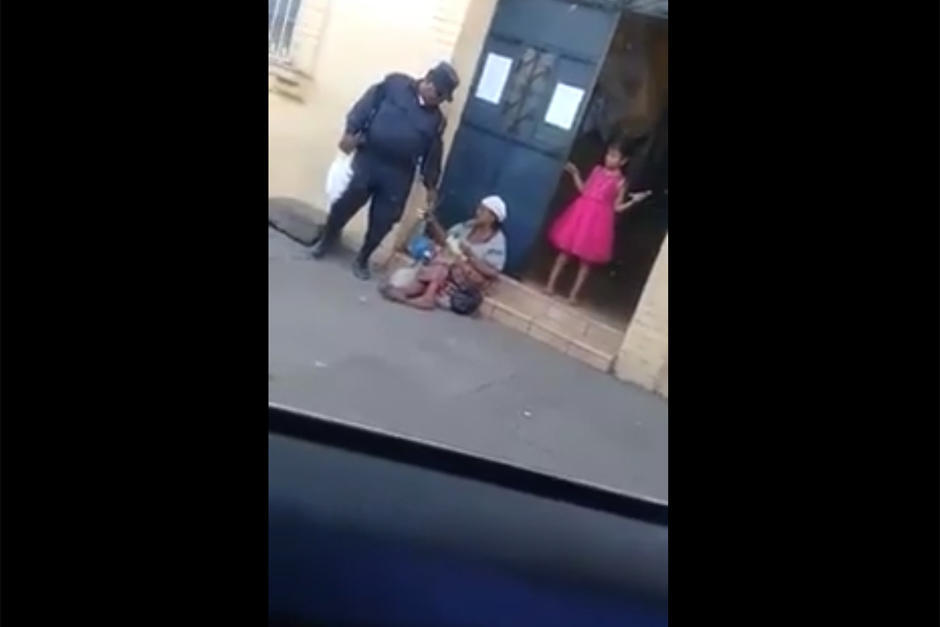 La anciana dio a conocer que el polic&iacute;a es su hijo y que no le rob&oacute;. (Foto: captura de pantalla)