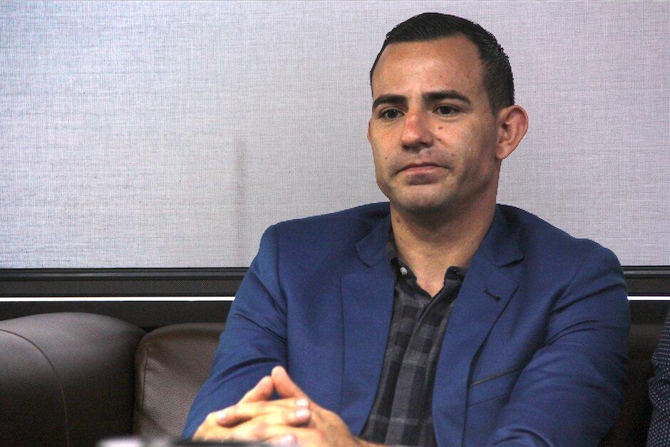 Marco Pappa aseguró que hombre que aparece tirado en una calle de Antigua Guatemala no es él. (Foto: Soy502)