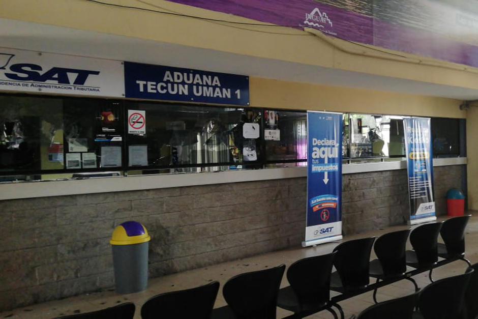 Un grupo de personas, supuestamente contrabandistas, invadi&oacute; las instalaciones de la aduana de Tec&uacute;n Um&aacute;n, en San Marcos. Se reporta que el personal fue secuestrado. (Foto: Stereo100)