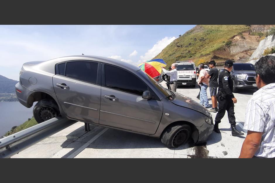 El accidente se present&oacute; en un trayecto de la V&iacute;a Alterna del Sur. Los bomberos Voluntarios asisten al conductor. (Foto: Bomberos Voluntarios)