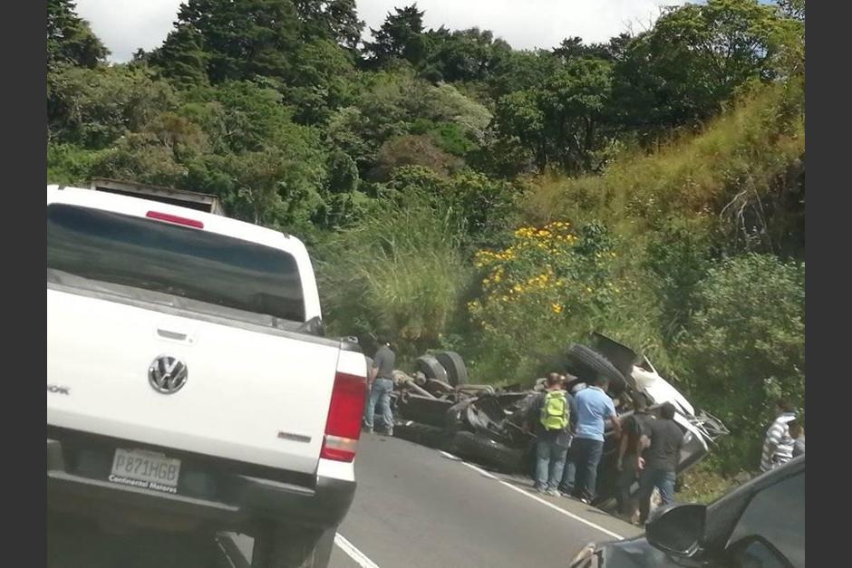 Tres vehículos se vieron involucrados en este choque. (Foto: Captura pantalla/Twitter)&nbsp;