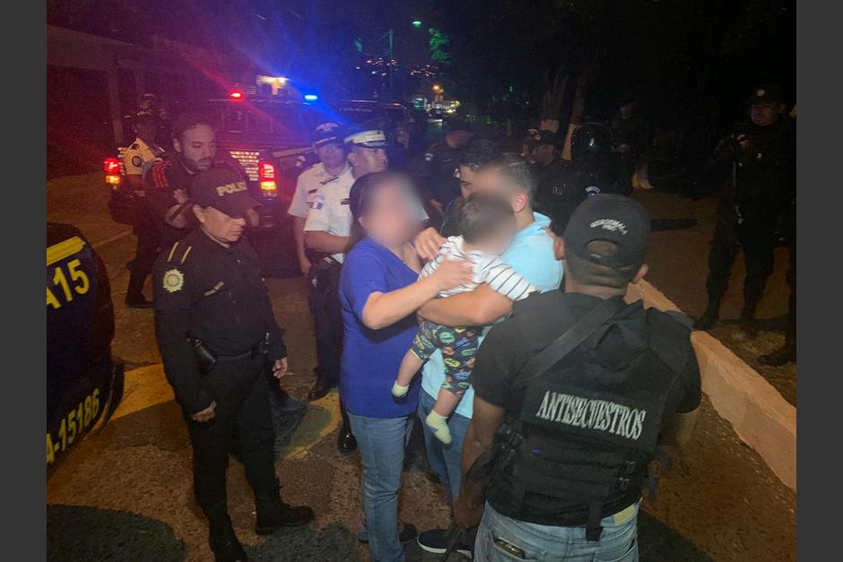 Los padres recibieron al menor de manos de la Policía Nacional Civil (PNC). (Foto: Mingob)&nbsp;