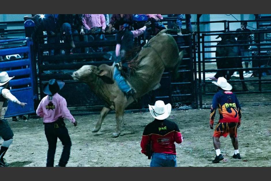 Uno de los participantes del jaripeo fue lanzado abruptamente por el aire. (Foto: Expoleche/Facebook)&nbsp;