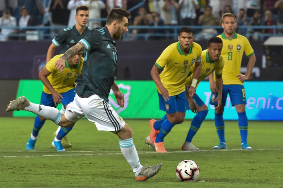 Messi al momento de patear el penal que deriv&oacute; en la anotaci&oacute;n de Argentina durante el juego ante Brasil. (Foto: AFP)