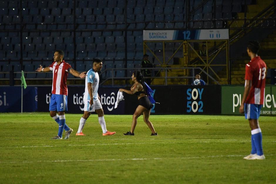 La intrusa causó retraso en el partido. (Foto:Rudy Martínez/Soy502)