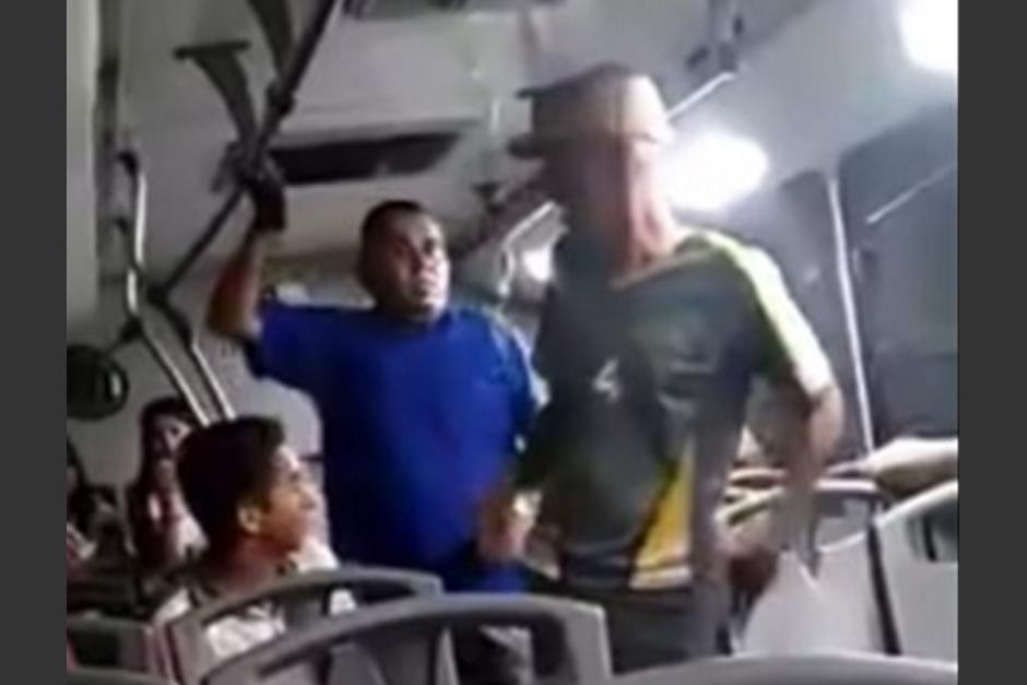 El acosador se tir&oacute; por la ventana. (Foto: Czptura de pantalla)