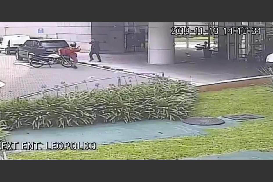 El hombre nota que el repartidor quiere tomar por asalto a la mujer. (Foto: captura pantalla)&nbsp;