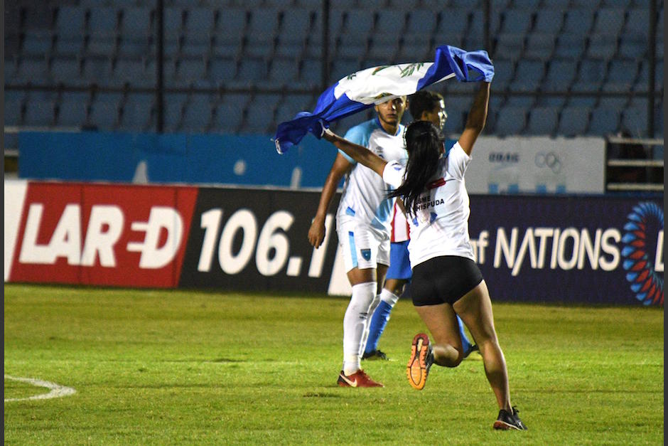 Esme la Chispuda TV se metió a la cancha durante el partido de Guatemala ante Puerto Rico. (Foto: Rudy Martínez/Soy502)