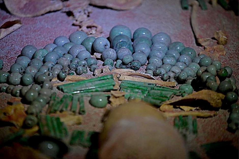 El Jade ha sido símbolo de poder y riqueza desde tiempos antes de Jesucristo, según el registro histórico, una muestra es el entierro localizado en el Museo de Arqueología y Antropología. (Foto: Wilder López/Soy502)