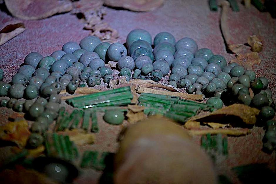 El Jade ha sido símbolo de poder y riqueza desde tiempos antes de Jesucristo, según el registro histórico, una muestra es el entierro localizado en el Museo de Arqueología y Antropología. (Foto: Wilder López/Soy502)