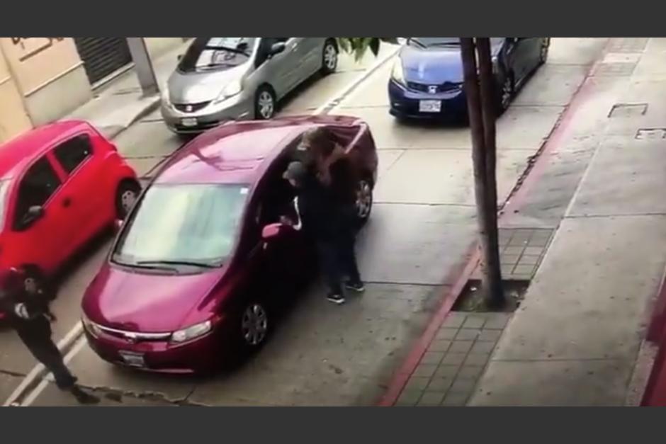 Varios asaltantes toman en varios grupos a sus víctimas. (Foto: captura pantalla)&nbsp;