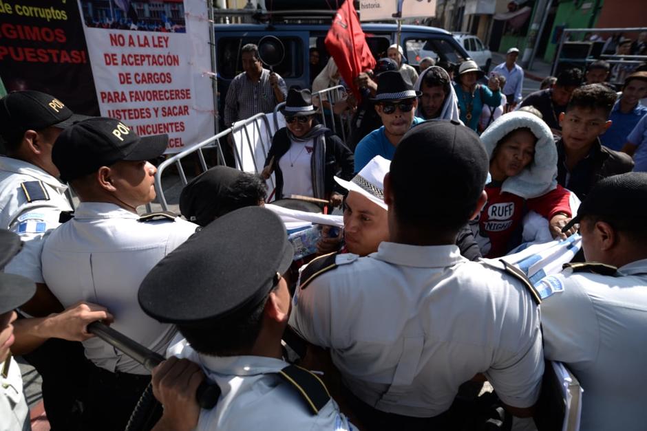 La mayoría de diputados no ha logrado acceder al Congreso este martes. (Foto: Wilder López/Soy502)