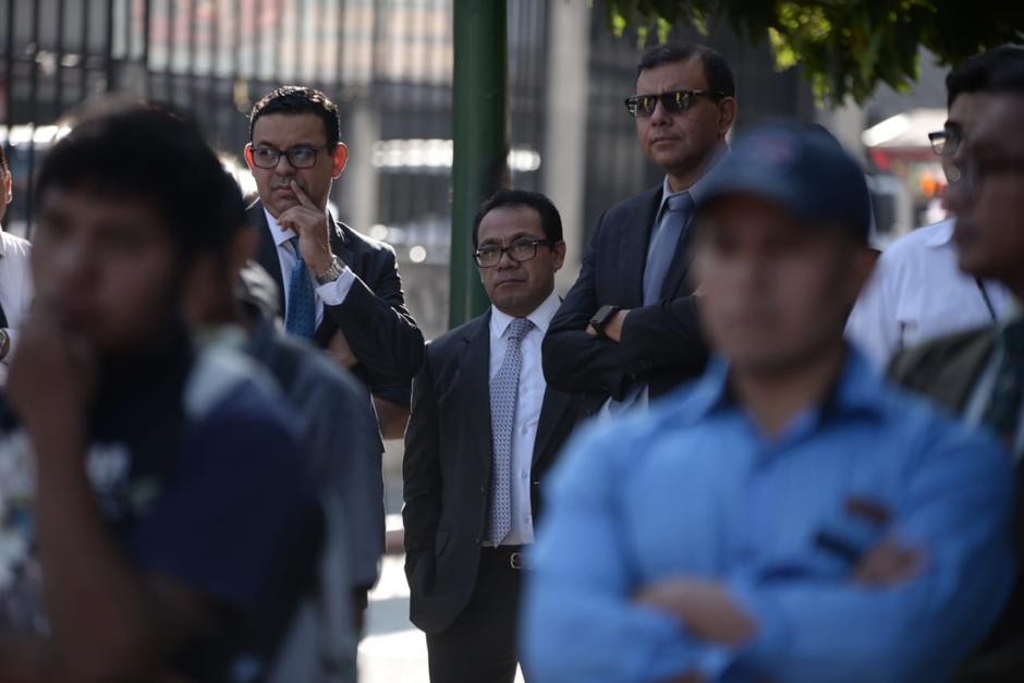 Varios diputados se acercaron al Congreso, pero no pudieron entrar. (Foto: Wilder López/Soy502)