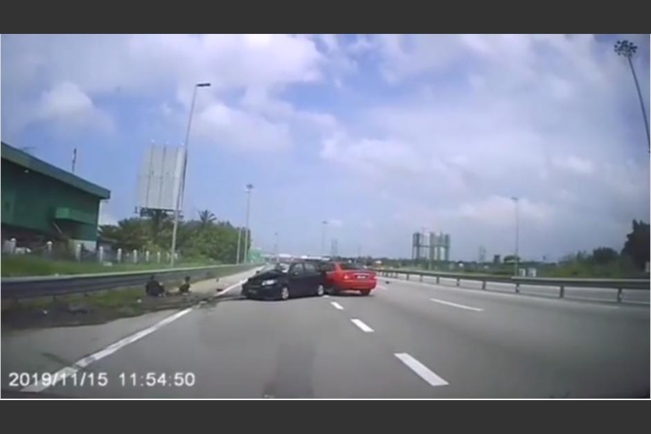 El percance se produjo de la manera menos esperada y qued&oacute; registrado en video. (Captura Video)