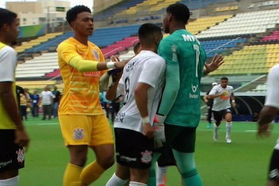 Jugadores de Corinthians agredieron al portero de Flamengo en la semifinal sub20 de Brasileirão. (Foto: Landy_Dasilva13)