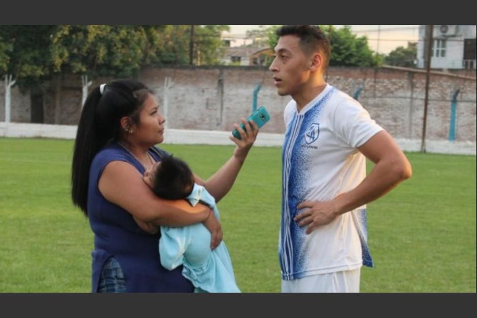 Periodista entrevist&oacute; a jugadores con su bebe en los brazos u caus&oacute; todo tipo de reacciones. (Foto: Rub&eacute;n Bell&oacute;n)
