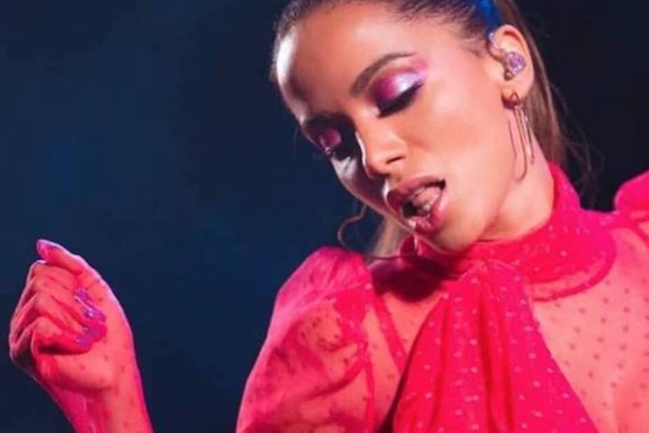 La interprete de m&uacute;sica urbana, Anitta se muestra al natural en el cambio de vestuario de un evento. (Foto: Instagram)