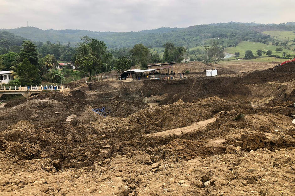 El MP y la PNC realizan allanamientos en la aldea Valle Nuevo, de Morales, Izabal, por el saqueo ilegal de Jade. (Foto: MP)