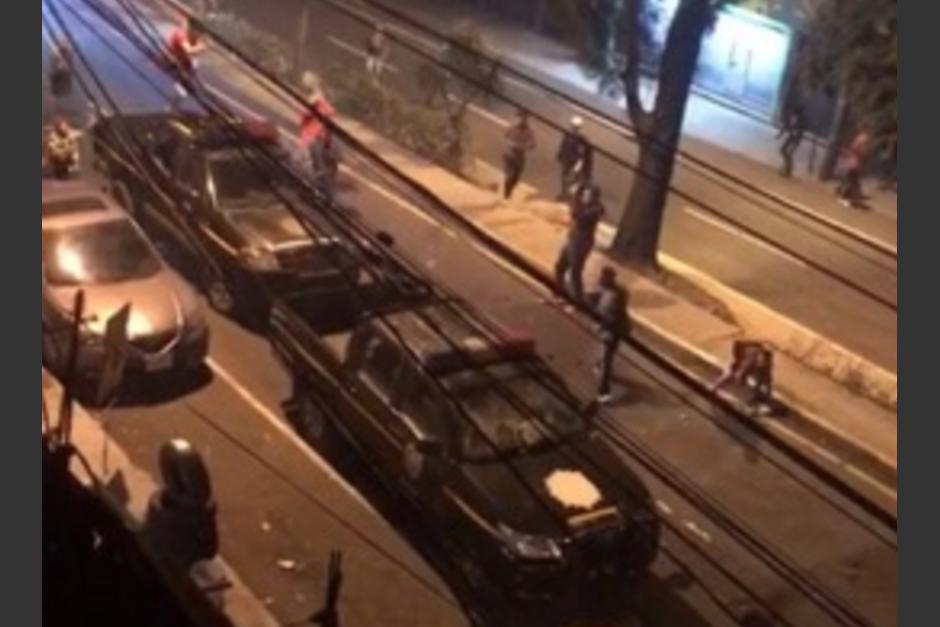 As&iacute; fueron los ataques a la polic&iacute;a en la colonia Amparo II. (Foto: Captura de pantalla)&nbsp;