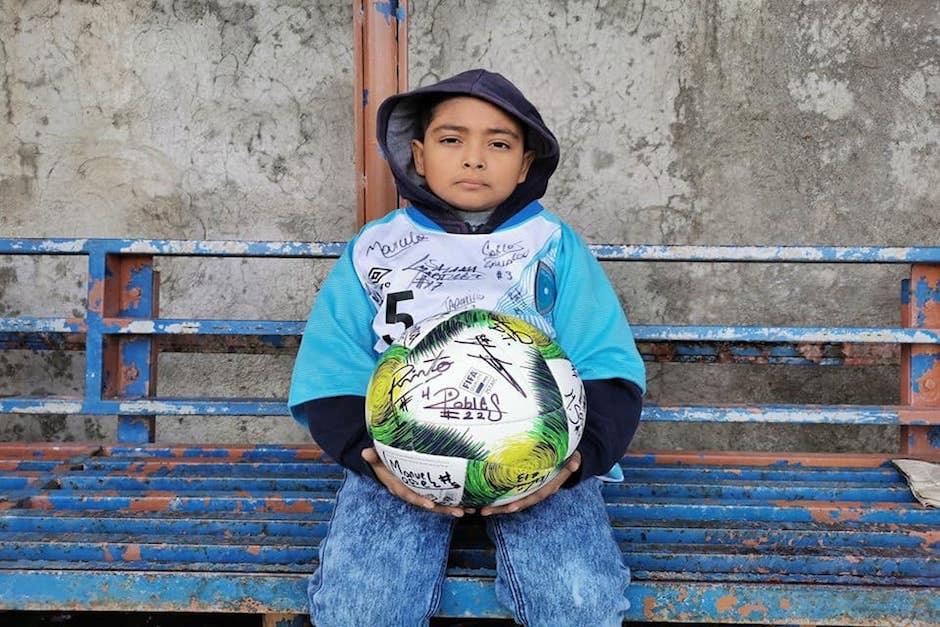 Su caja fue adornada con una pelota y una camisola que le firmaron los jugadores de la azul y blanco (Foto: Tercer Tiempo)