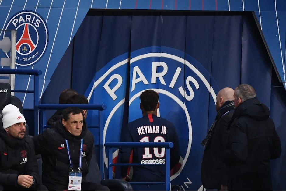 Neymar abandona la cancha, mitras los aficionados silban desde las gradas. (Foto: AFP)
