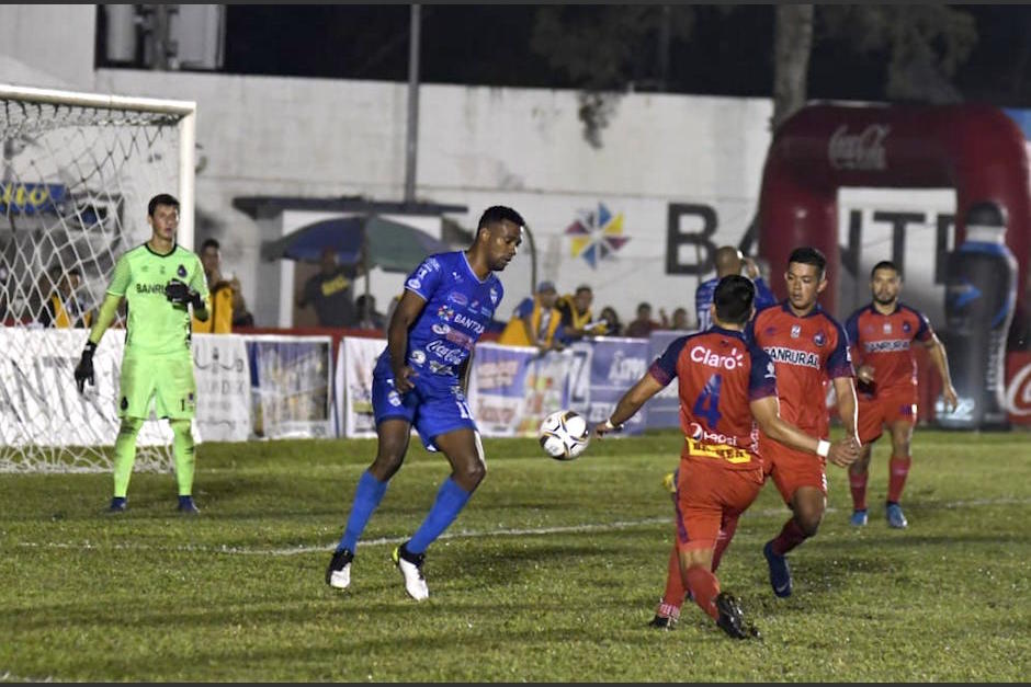 Josu&eacute; Mitchel se mand&oacute; con un doblete en el triunfo de Cob&aacute;n ante Municipal. (Foto: Cortes&iacute;a)