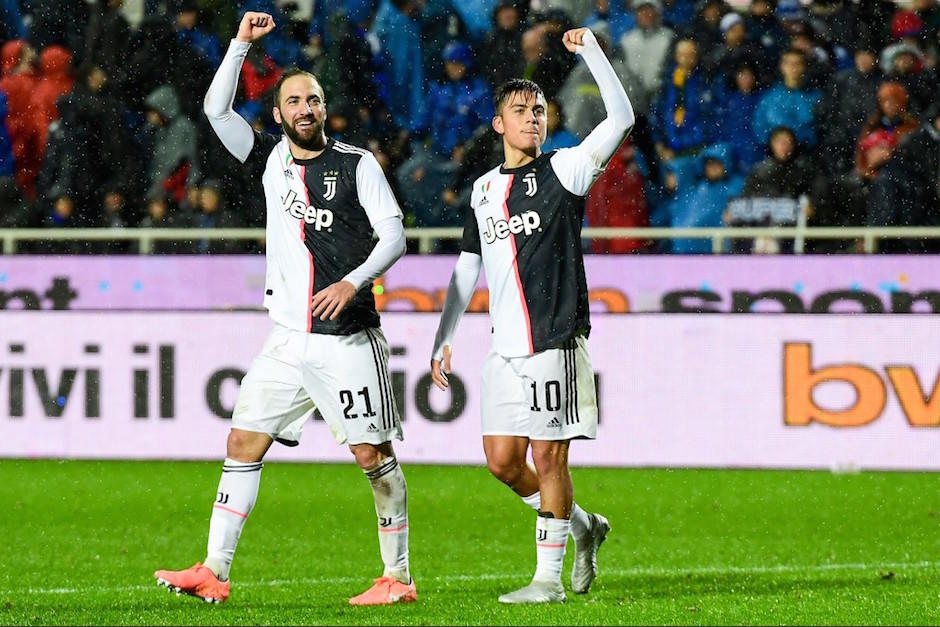 Gonzalo Higua&iacute;n y Paulo Dybala festejan el triunfo de la Juventus. (Foto: AFP)