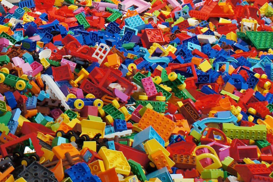 Grandes y pequeños han disfrutado formar figuras de lego por muchos años (Foto: Linard)