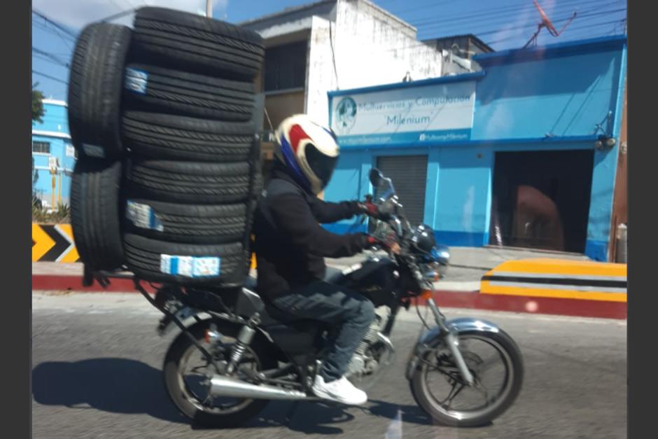 El hecho fue captado este sábado en el tráfico de la ciudad de Guatemala y sorprendió a los conductores. (Foto: Twitter)
