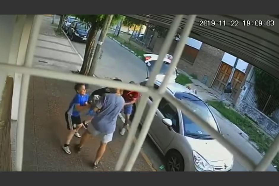 El ni&ntilde;o no lo pens&oacute; tanto y le lanz&oacute; una patada al delincuente. su mam&aacute; evit&oacute; que se fuera detr&aacute;s de los malhechores. (Captura Video)