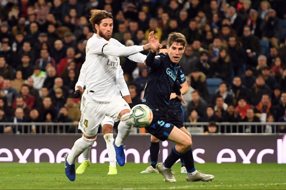 Sergio Ramos disputa el bal&oacute;n durante el juego del Real Madrid ante la Real Sociedad. (Foto: AFP)